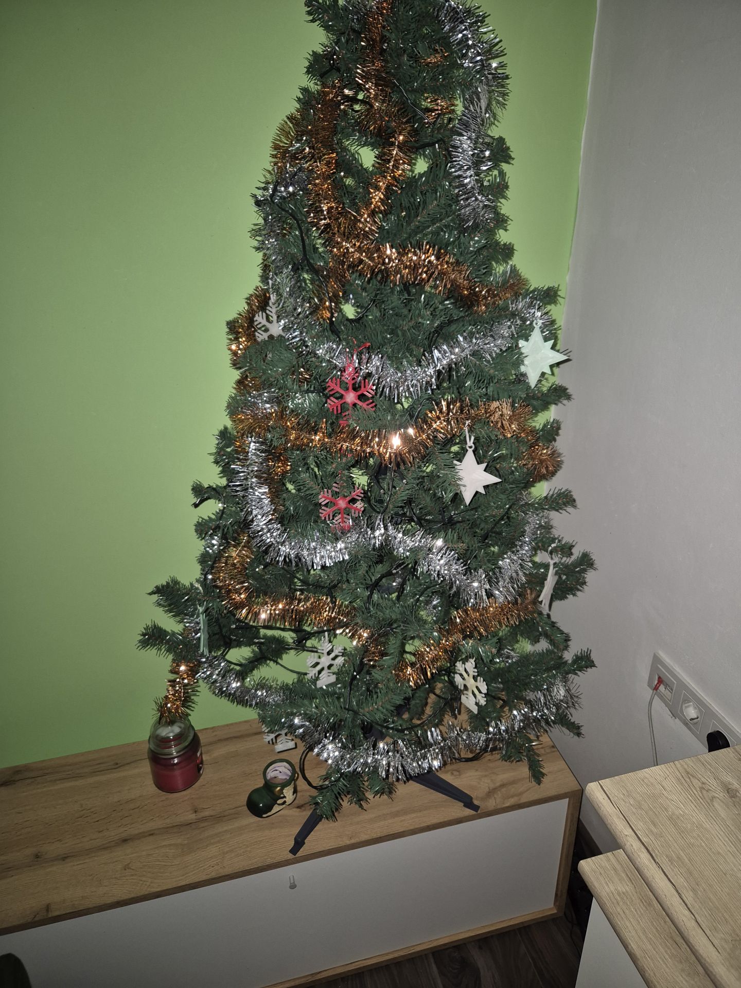 Prilagodljivi božićni ukrasi s opcijama koje svijetle u mraku