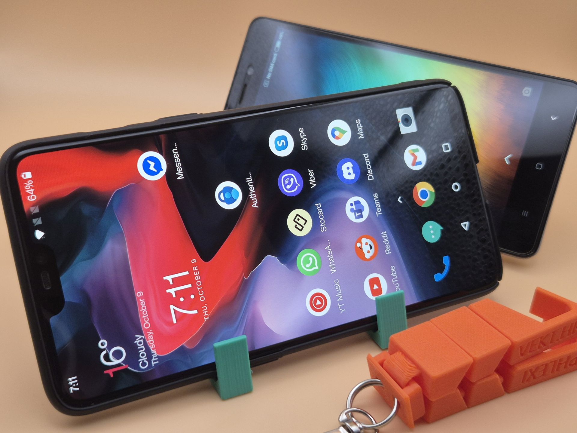 Fleksibilni zglobni držač za telefon koji služi i kao privjesak