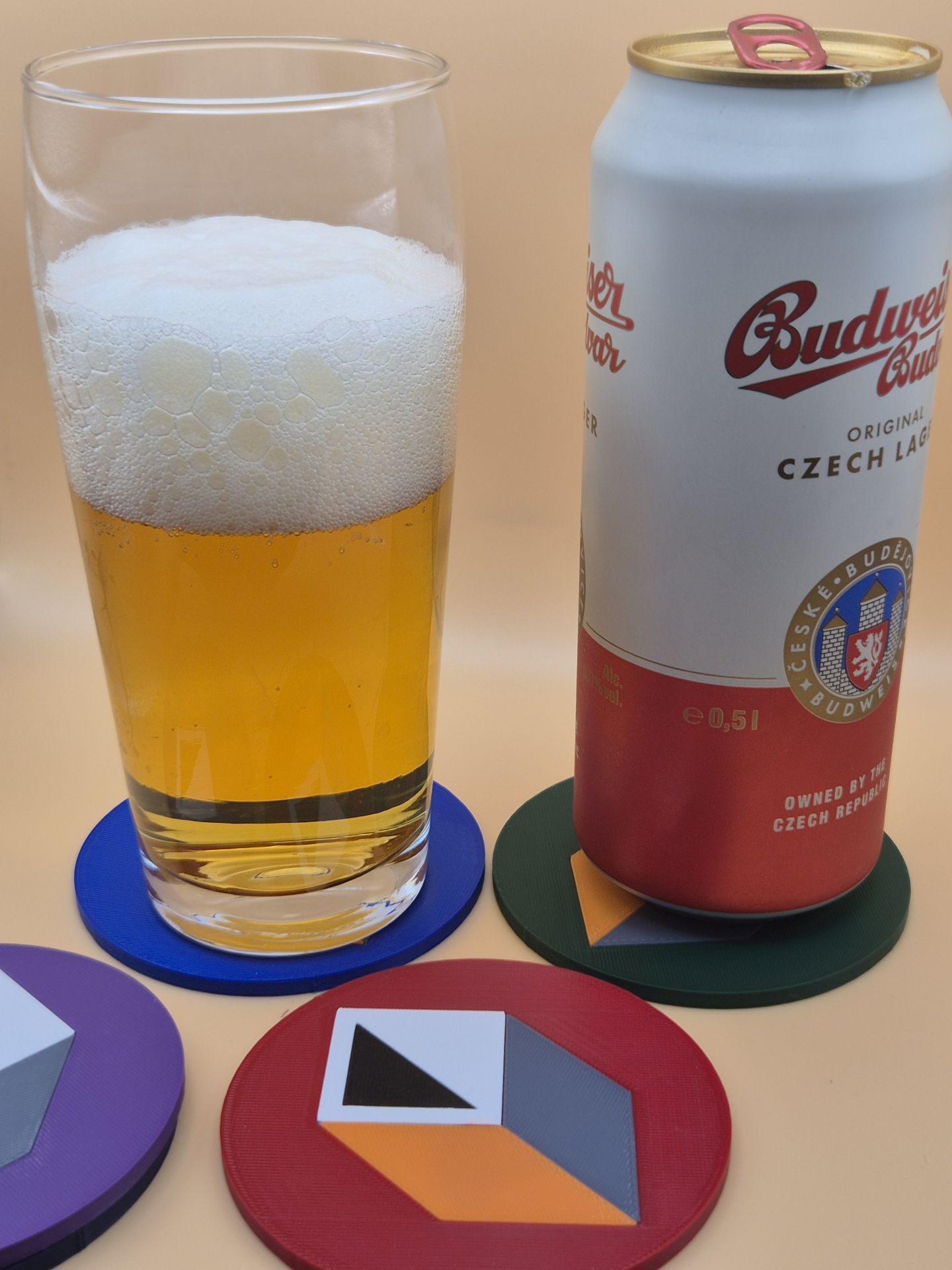 Prilagodljivi podmetač za hladne i tople napitke