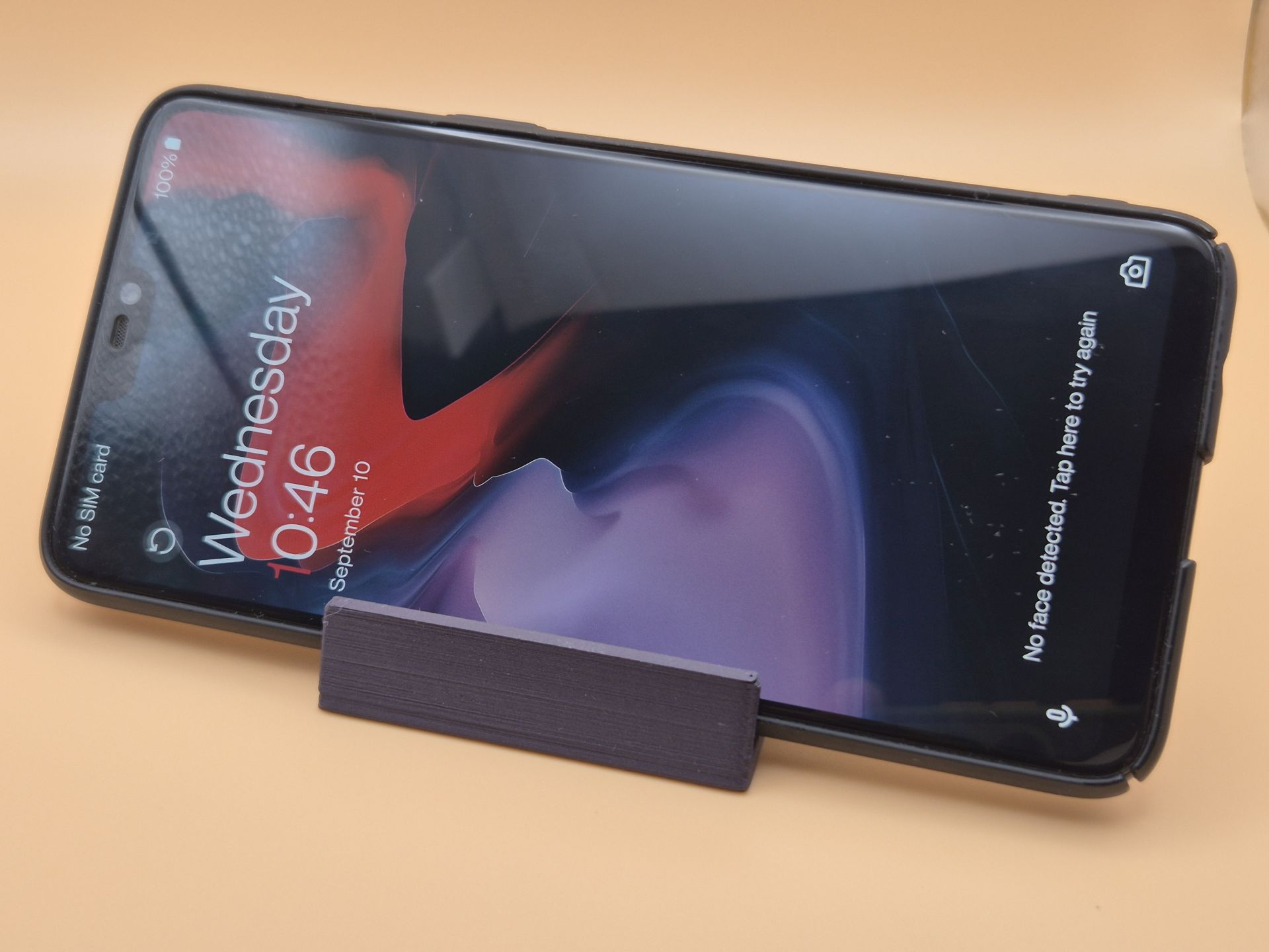 Prilagodljivi stolni držač za telefon s izmjenjivim umecima
